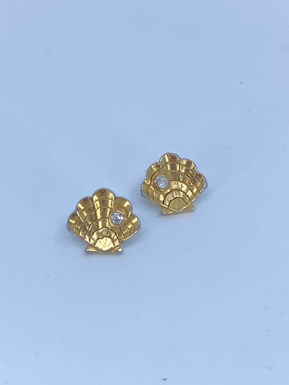 Seashell stud pierced earrings