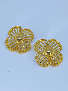 Big Daisy gold pierced stud earrings