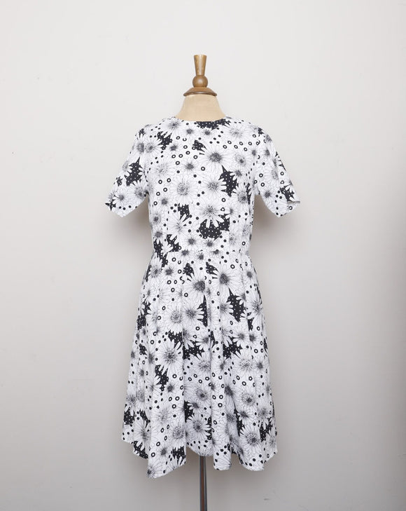 1970's White cotton short sleeve dress with black daisy & polka print
