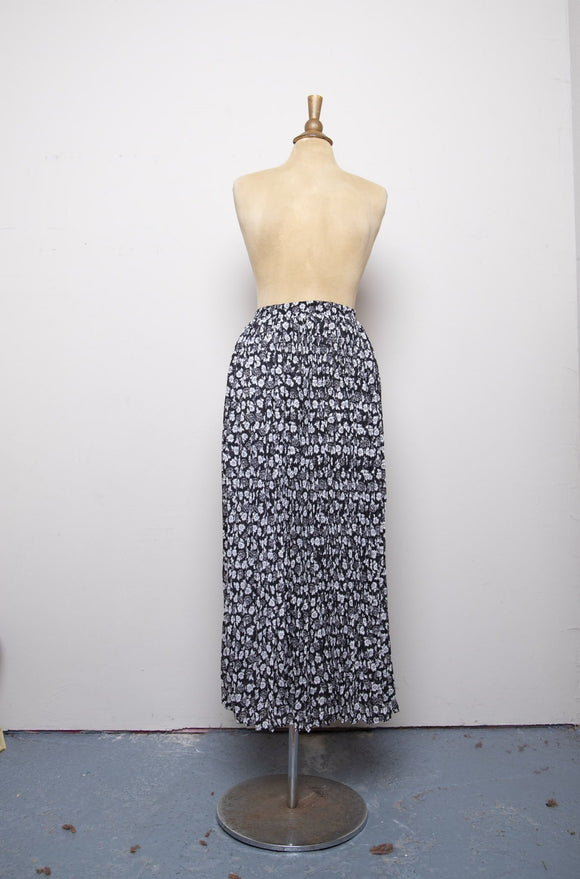 1990's Black & White daisy pleated broom skirt