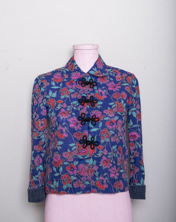 1970's Navy blue 3/4 sleeve cropped top with red & fuchsia florals and Frog closures